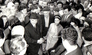 Nicolae Ceaușescu, în timpul unei vizite în piețele Capitalei (© „Fototeca online a comunismului românesc”, cota: 26/1970)