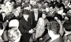 Nicolae Ceaușescu, în timpul unei vizite în piețele Capitalei (© „Fototeca online a comunismului românesc”, cota: 26/1970)