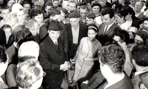 Nicolae Ceaușescu, în timpul unei vizite în piețele Capitalei (© „Fototeca online a comunismului românesc”, cota: 26/1970)