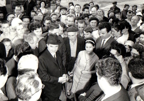 Nicolae Ceaușescu, în timpul unei vizite în piețele Capitalei (© „Fototeca online a comunismului românesc”, cota: 26/1970)