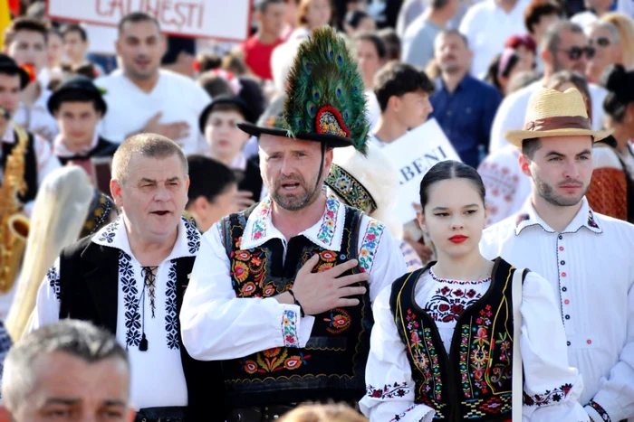 Paradă spectaculoasă a costumelor populare, la Mioveni. Maramele au strălucit, fluierele au cântat, iar căluşarii au jucat FOTO/VIDEO