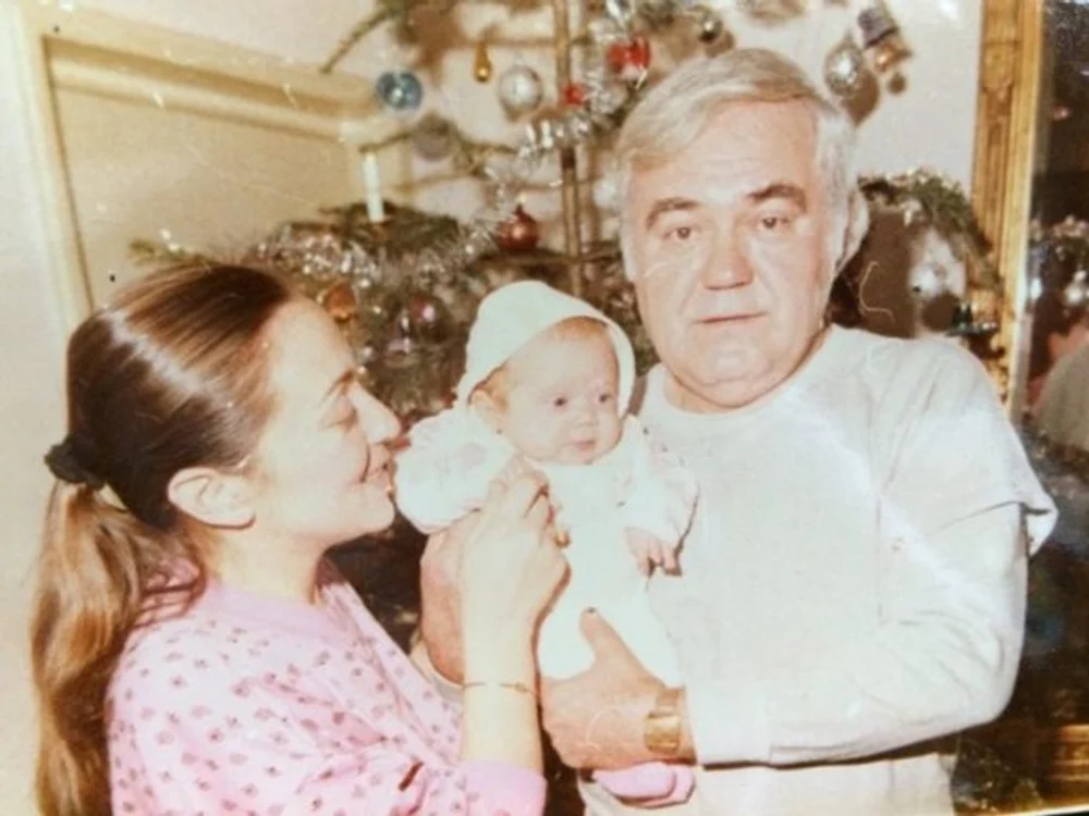 Dem Rădulescu a devenit tată la 55 de ani. Soția sa, actrița Adriana Șchipu i-a dăruit o fiică, pe Irina Rădulescu, acum actriță a Teatrului Mic din Capitală 