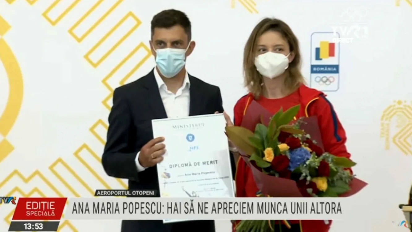Ana Maria Popescu (dreapta) a stat, totuşi, lângă ministrul Eduard Novak pentru o poză
