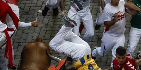 cursa cu tauri organizata cu ocazia sărbătorii San Fermin de la Pamplon foto twitter