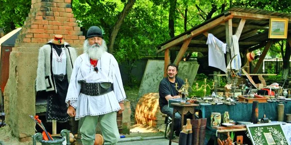 La MȚR se deschide expoziția de straie țărănești