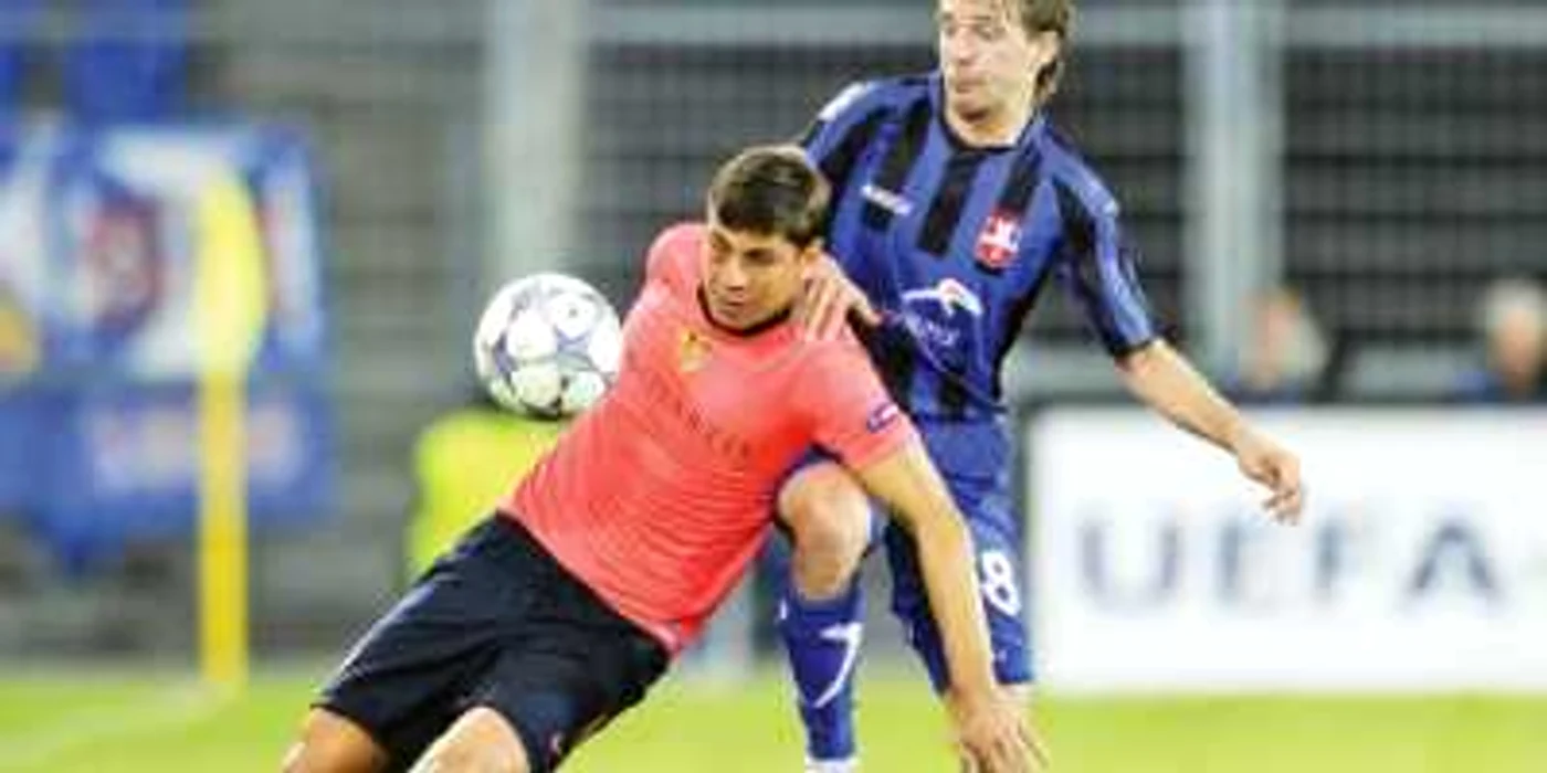 Antal (în albastru) a fost cel mai bun jucător al Oţelului în Liga Campionilor   