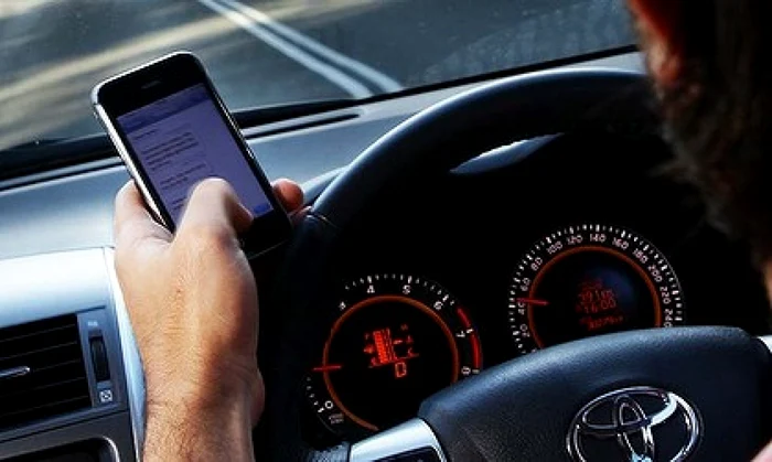 Viteza de reacţie a şoferilor este cu 35% mai scăzută atunci când conduc în timp ce scriu mesaje pe telefonul mobil. FOTO drive.com.au