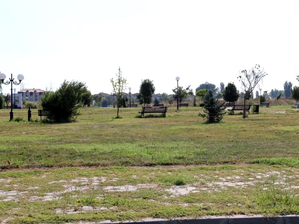 Brăila - Iarba din parcul de la marginea Brăilei e tunsă cu regularitate, deşi nu trece nimeni