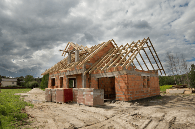 „Cineva și-a construit o casă pe terenul meu”. Coșmarul unui român care a cumpărat un teren în urmă cu 12 ani