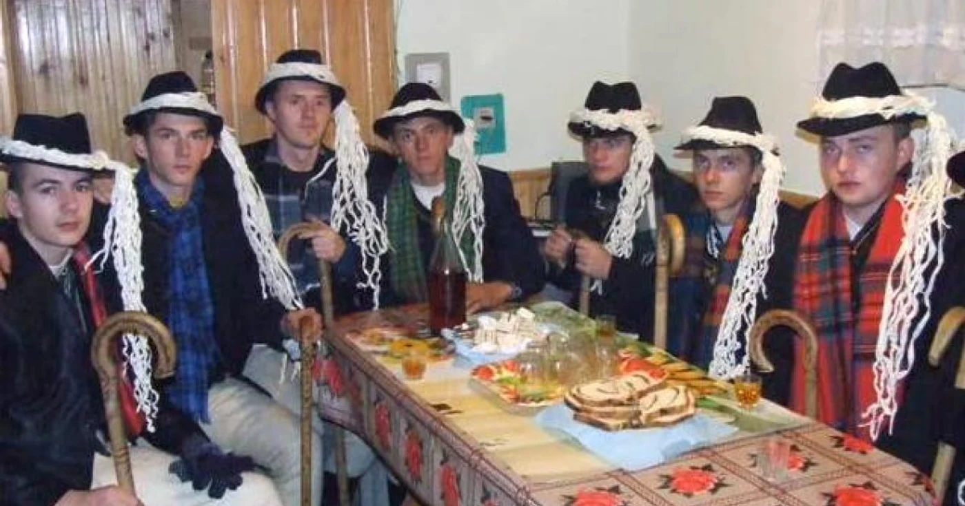 Tineri din Mogoş cu "colinzile" atârnate la colop