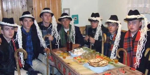 Tineri din Mogoş cu "colinzile" atârnate la colop