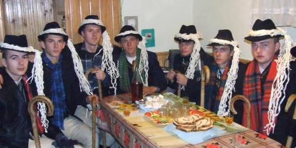 Tineri din Mogoş cu "colinzile" atârnate la colop