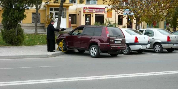 Maşina avea o roată pe trotuar