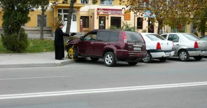 Maşina avea o roată pe trotuar