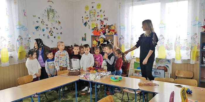 Copiii de la grădiniță i-au adus flori