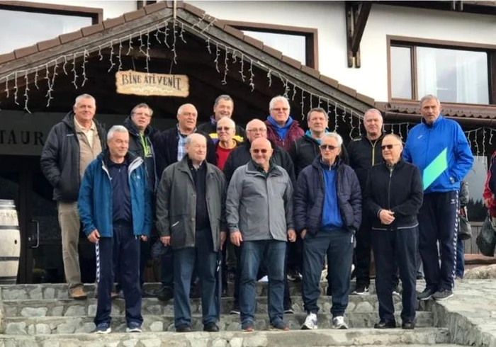 Ștefan Birtalan (trening albastru) și foștii coechipieri de la Steaua se strâng de câteva ori pe an pentru a rememora anii deglorie ai handbalului românesc