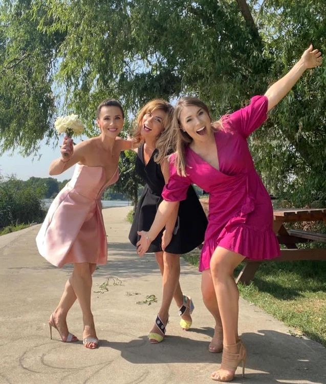 
    Andreea Răducan, Silvia Stroescu și Monica Roșu s-au distrat de minune la cununia civilă a Sandrei Izbașafoto: arhiva personală/Instagram  