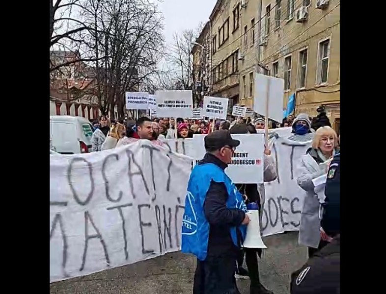 Medici, asistente și mame au protestat în stradă, după ce Timișoara a rămas cu o singură maternitate de stat