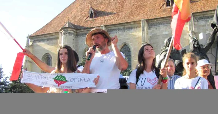 Eugen David, preşedintele Asociaţiei Alburnus Maior de la Roşia Montană, protestează la Cluj FOTO: Florina Pop