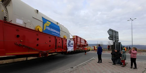 Transport agabaritic, turbina adusă la Termocentrala Mintia  Foto Daniel Guță ADEVĂRUL (22) JPG