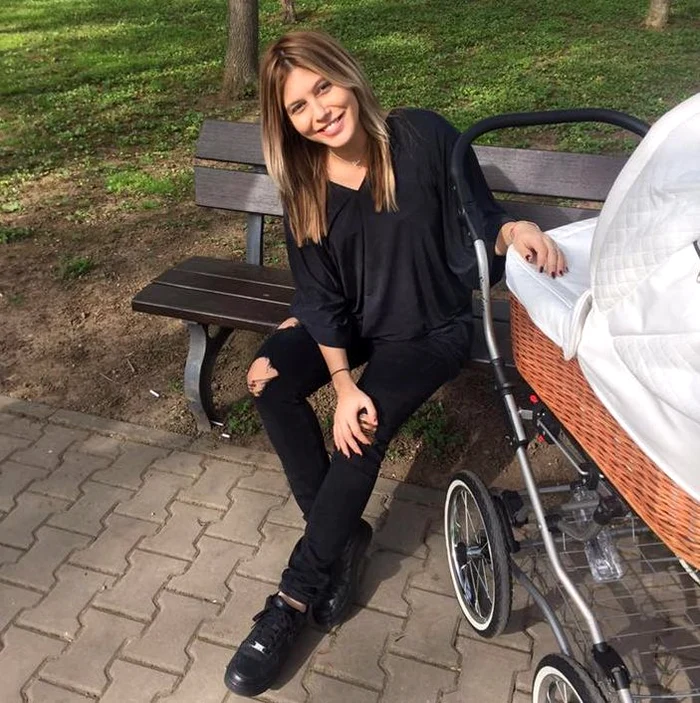 Sore a ieşit în parc cu fetiţa ei de două săptămâni