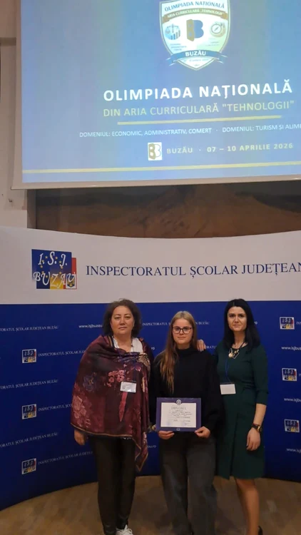 Eleva Ileana Bucică alături de două dintre profesoarele sale FOTO: arhiva personală/Dorina Diță