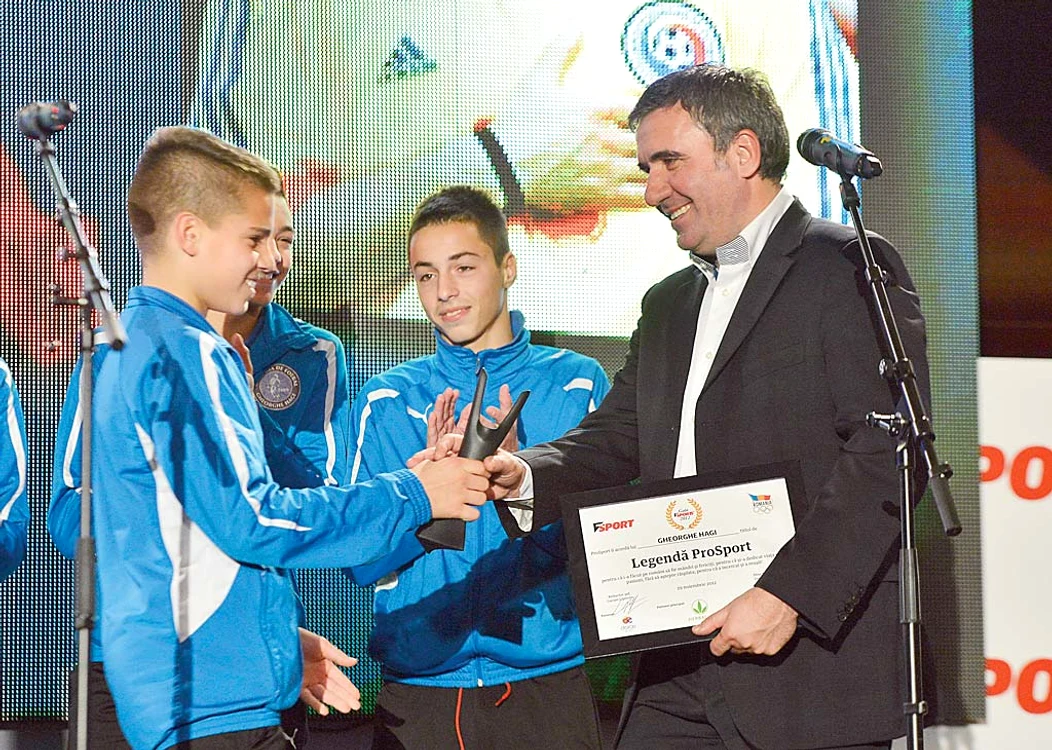 
    «Regele»  a primit trofeul  de la fiul său  