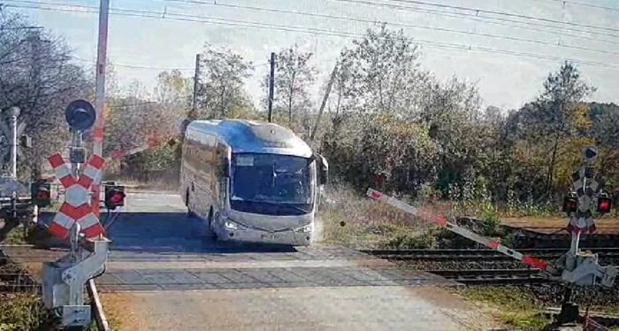 Soferul autocarului care a forţat trecerea de cale ferată a fost amendat şi a rămas fără permis pentru 3 luni FOTO Captură video