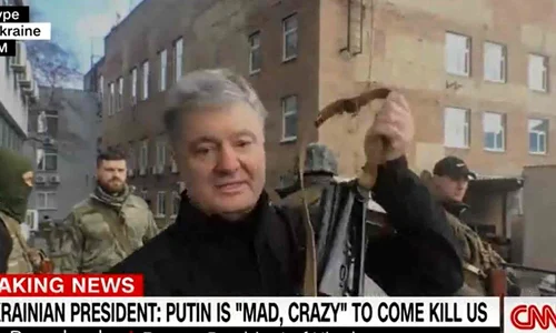 VIDEO // Fostul președinte ucrainean s a înarmat să lupte împotriva rușilor  „Putin este nebun, a venit să ne ucidă” jpeg