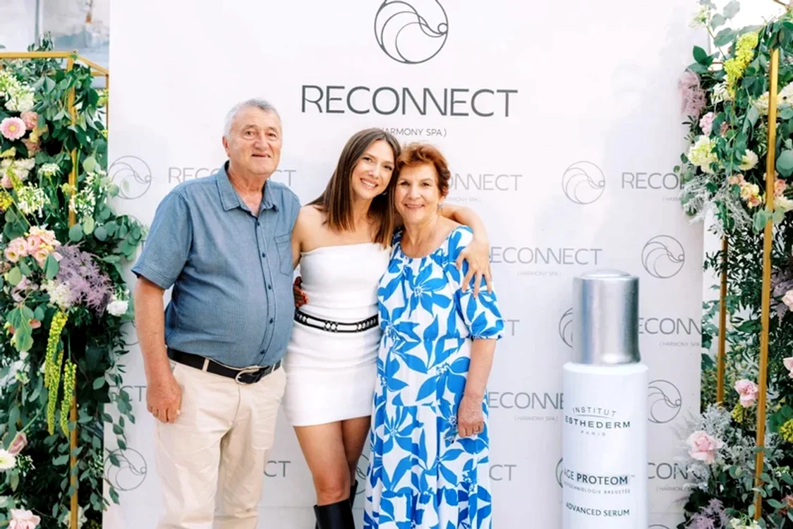 Adela Popescu și părinții ei / Sursă foto: Click.ro