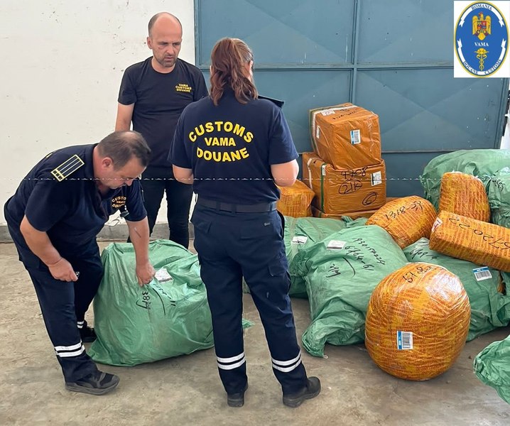 Marfă de contrabandă în camioane ucrainene, descoperită la Vamă. Transportul tranzita România spre Turcia