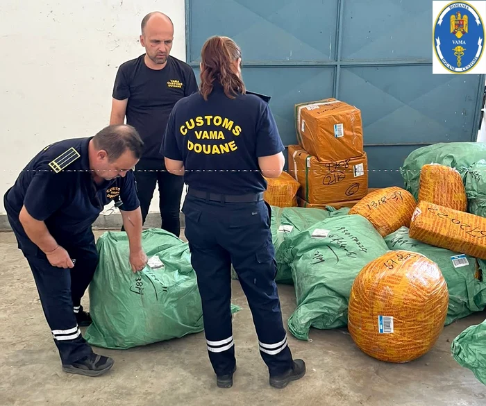 Marfă de contrabandă, descoperită de vameși în camioane ucrainene FOTO: Autoritatea Vamală