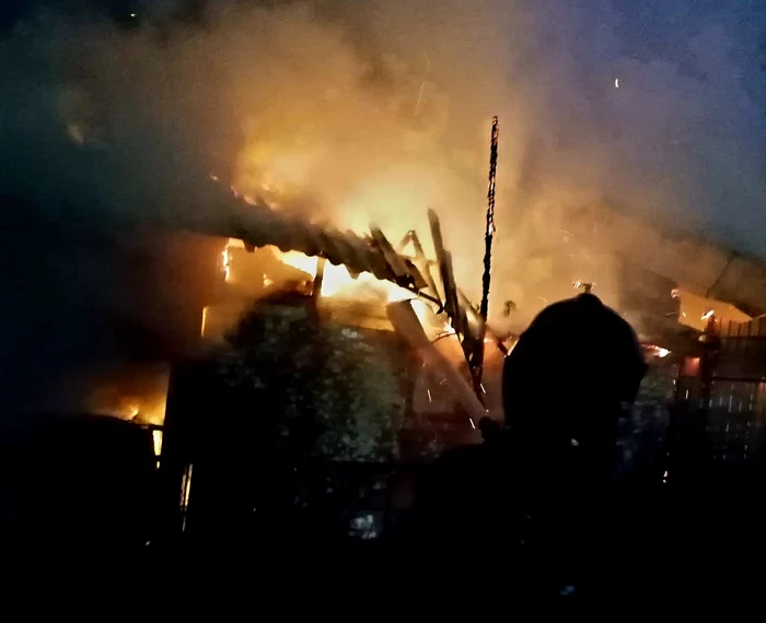 Incendiul a distrus locuința și o anexă. FOTO ISU Giurgiu