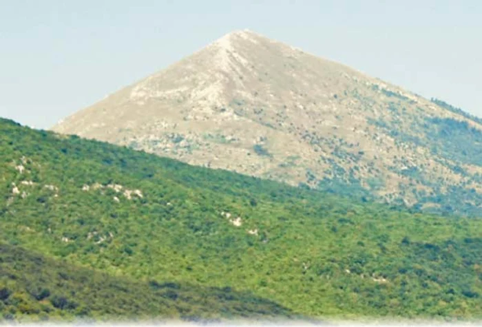 
    Cei care cred în Apocalipsă spun că energia pozitivă  emisă de munte îi va  apăra în 21.12.2012  