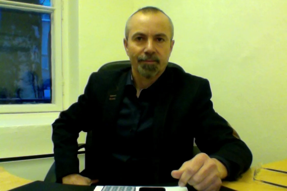 George Alexander locuieşte în Norvegia de 20 de ani. Este scriitor şi director la două grădiniţe