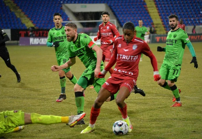 Dinamoviștii au fost depășiți clar de botoșăneni (FOTO: Sportpictures)