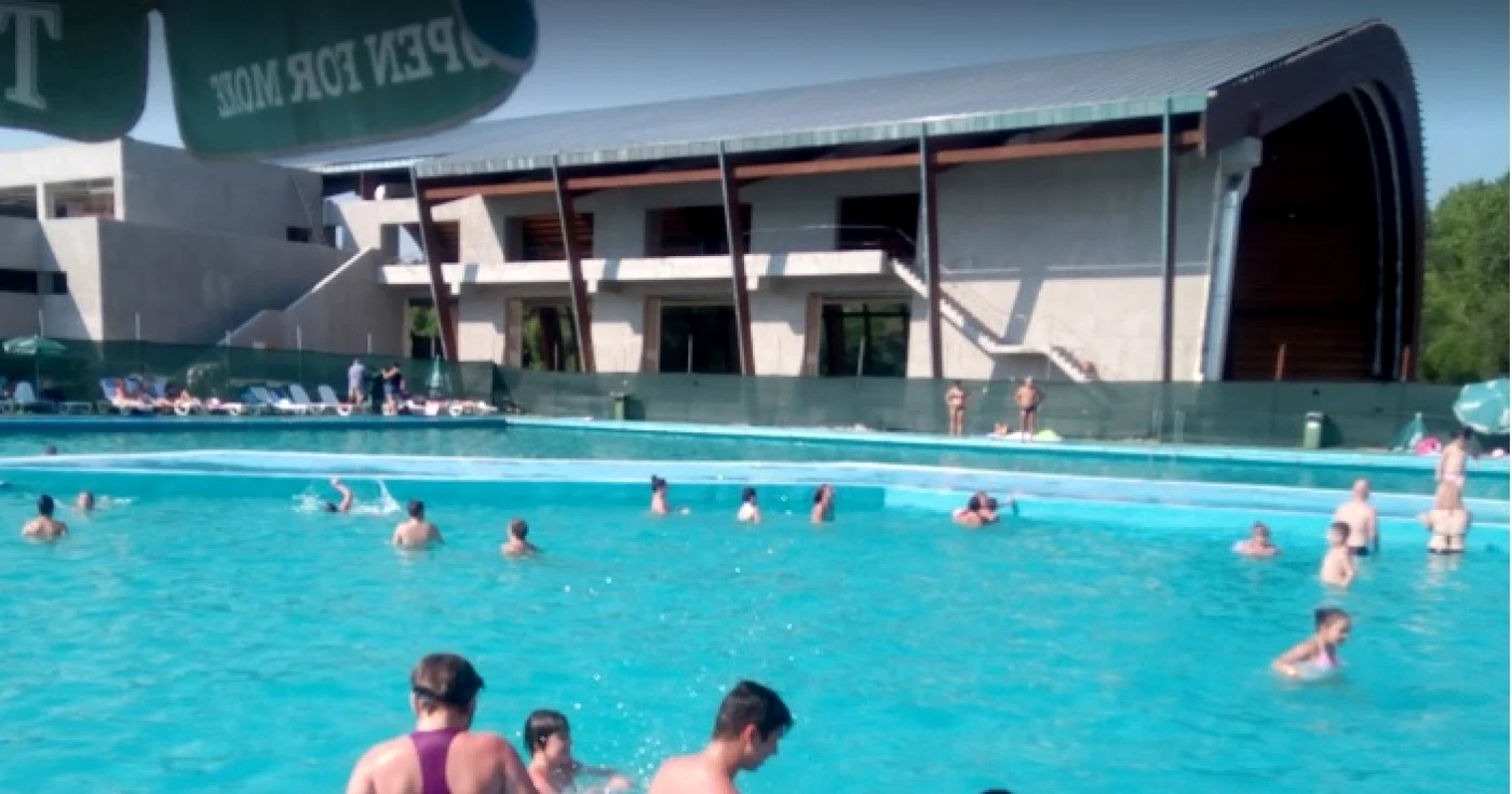 Baza de agrement Ostroveni - complexul acoperit neterminat din Râmnicu Vâlcea Foto Adevărul