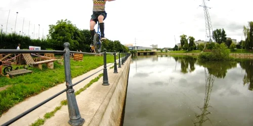 Flaviu Cernescu trăieşte priculos cu monociclul Foto