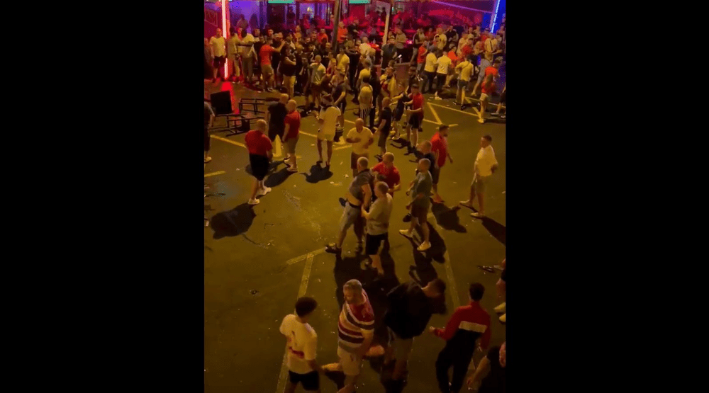 Bătaie între fanii englezi și cei galezi. Pumni, picioare și scaune folosite în ciocnire VIDEO