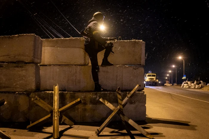 soldat ucrainean baricada kieva foto getty images