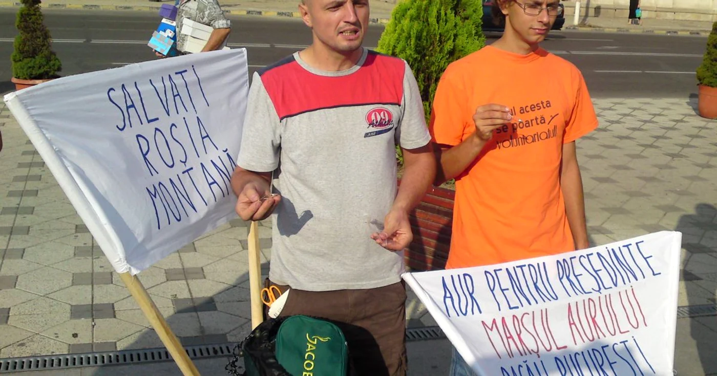 Cei doi protestatari îi vor înmâna președintelui Băsescu doi cercei de aur