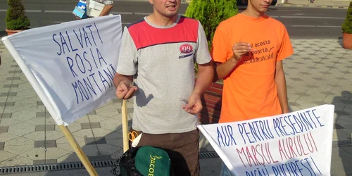 Cei doi protestatari îi vor înmâna președintelui Băsescu doi cercei de aur