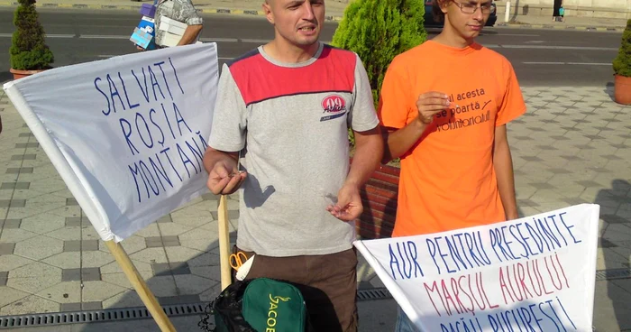 Cei doi protestatari îi vor înmâna președintelui Băsescu doi cercei de aur