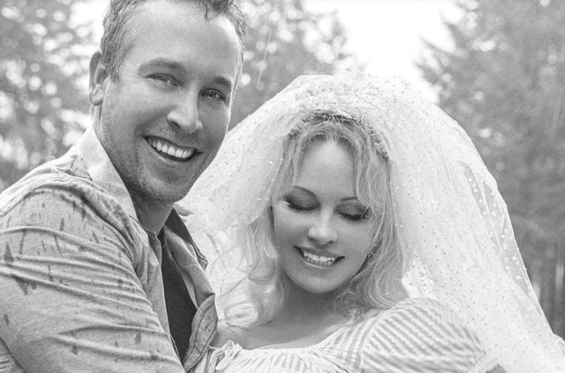 
    Pamela Anderson și noul soț  
