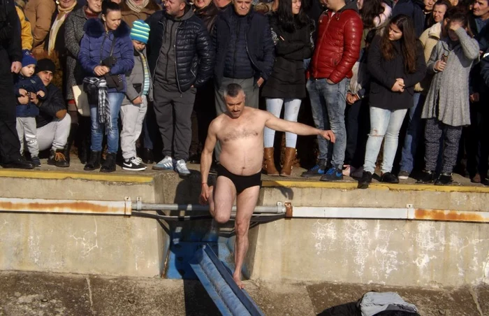 Un bărbat s-a aruncat în Dunăre pentru a pride crucea de flori FOTO Alexandra Georgescu