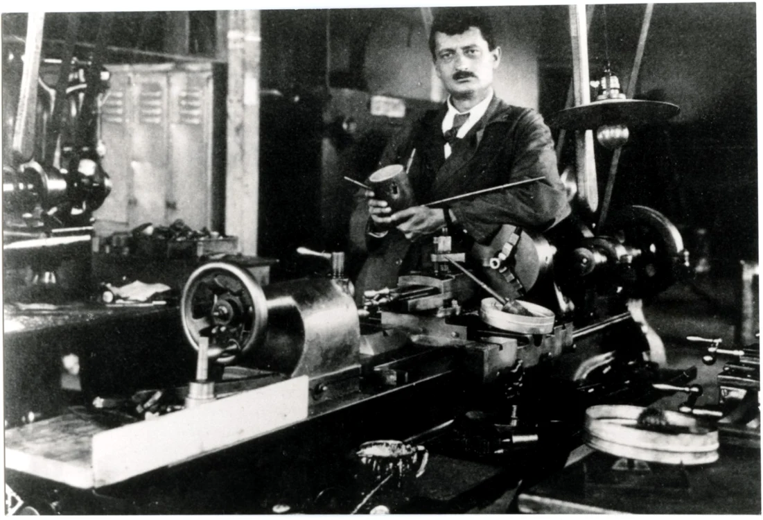 Savantul român Hermann Julius Oberth - părinte fondator al astronauticii - în 1935 în atelierul său din Mediaş Foto Smithsonian  National Air and Space Museum