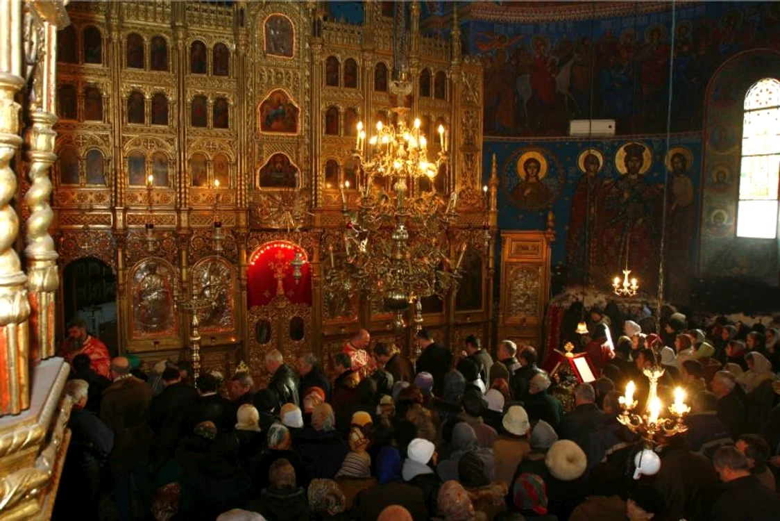 Slujbă în biserică. (Foto arhivă)