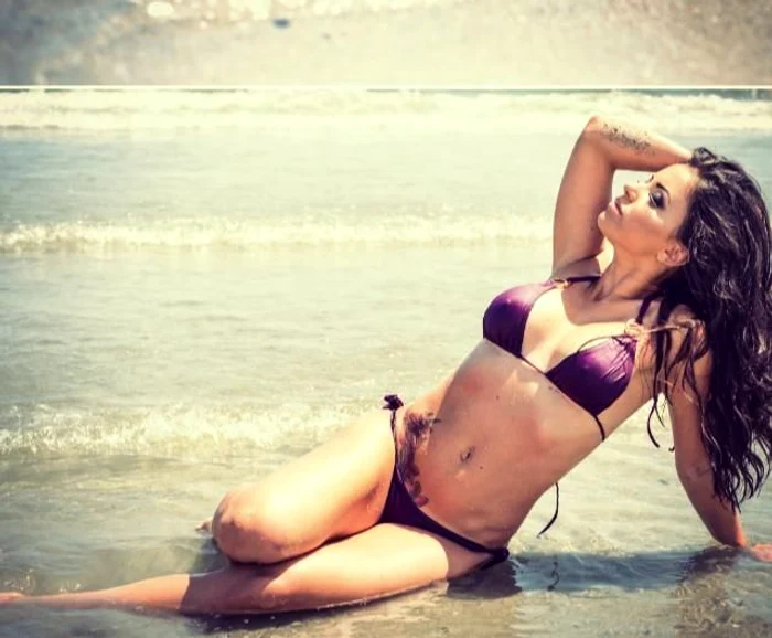 Mădălina Apostol, sexy în valurile mării