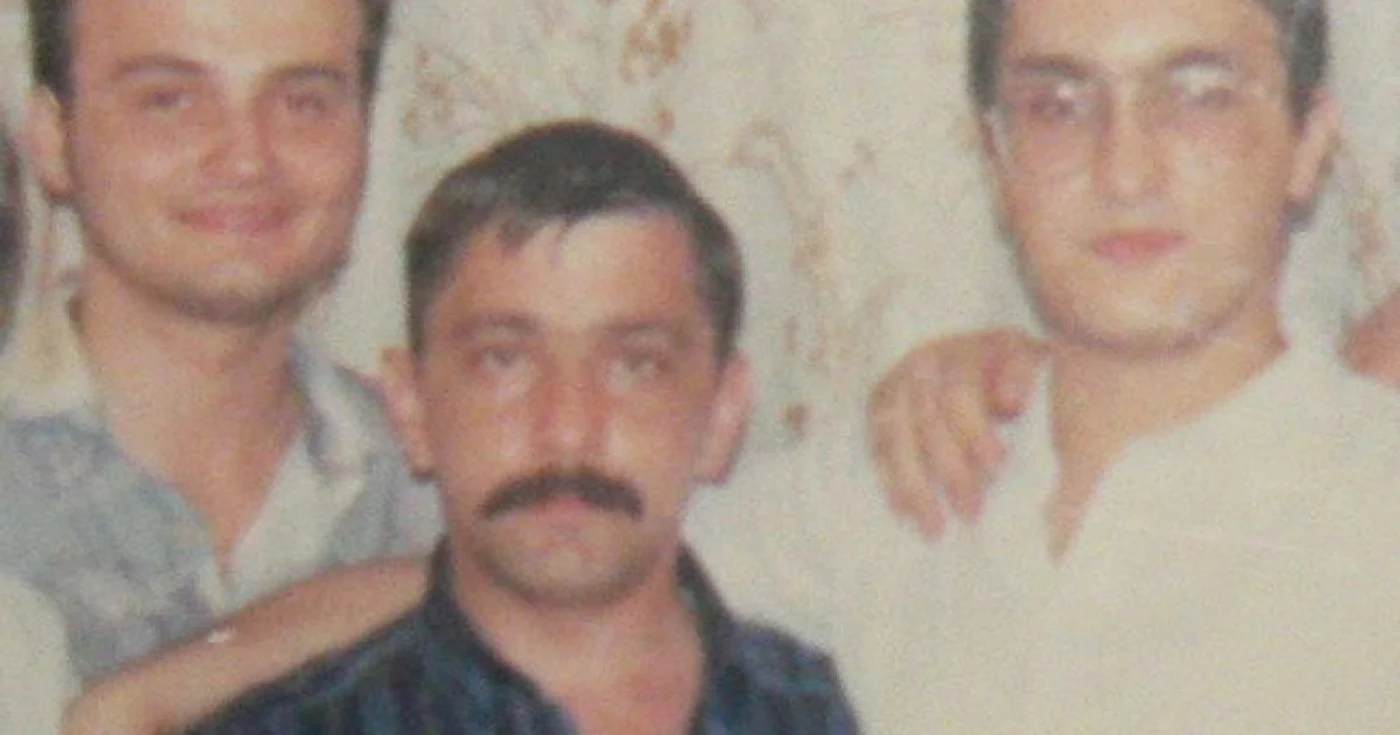 Antonel Bunu (mijloc)