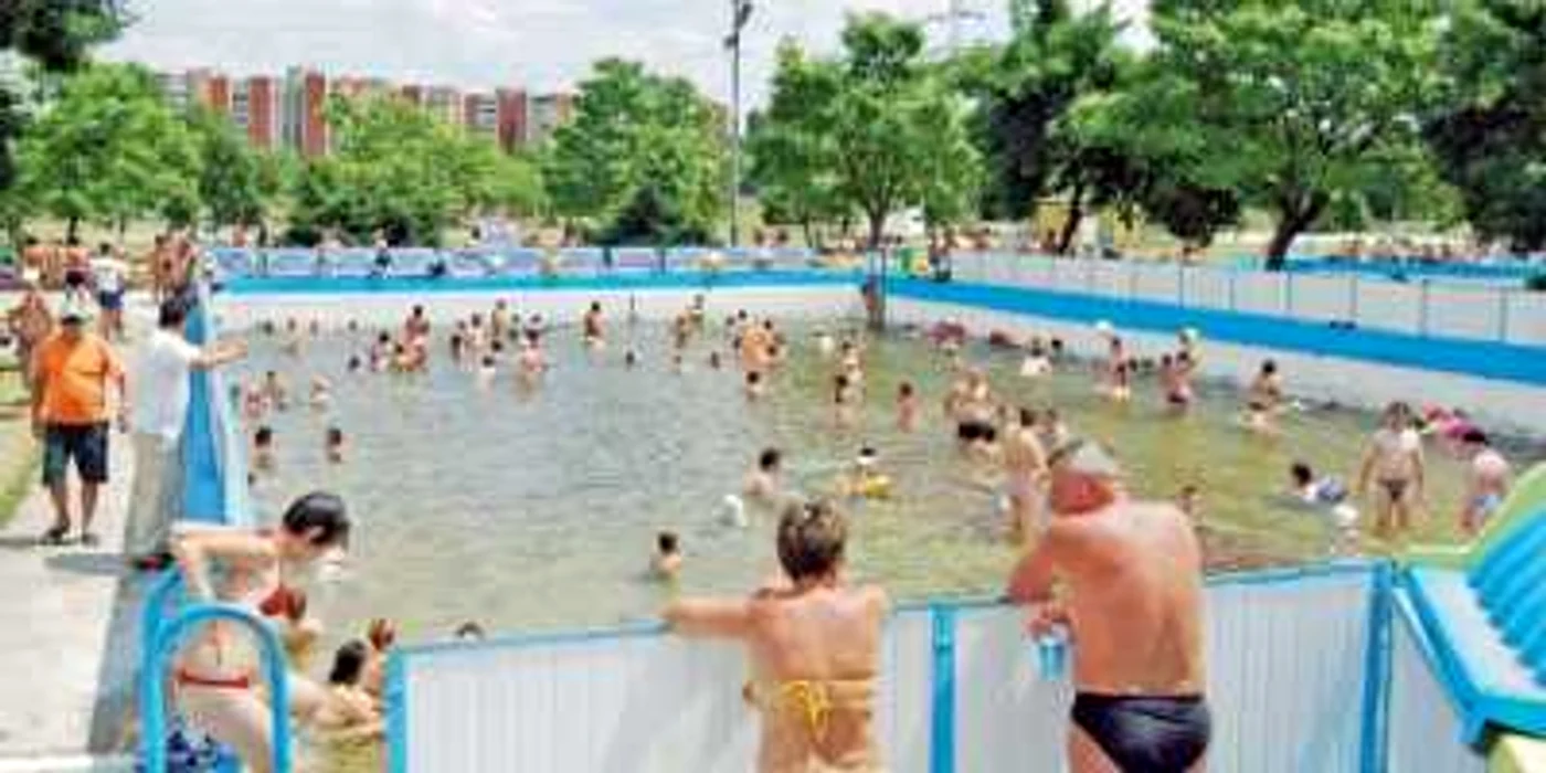 Bazinul în care s-a înecat fetiţa de 7 ani a fost ieri plin de oameni   